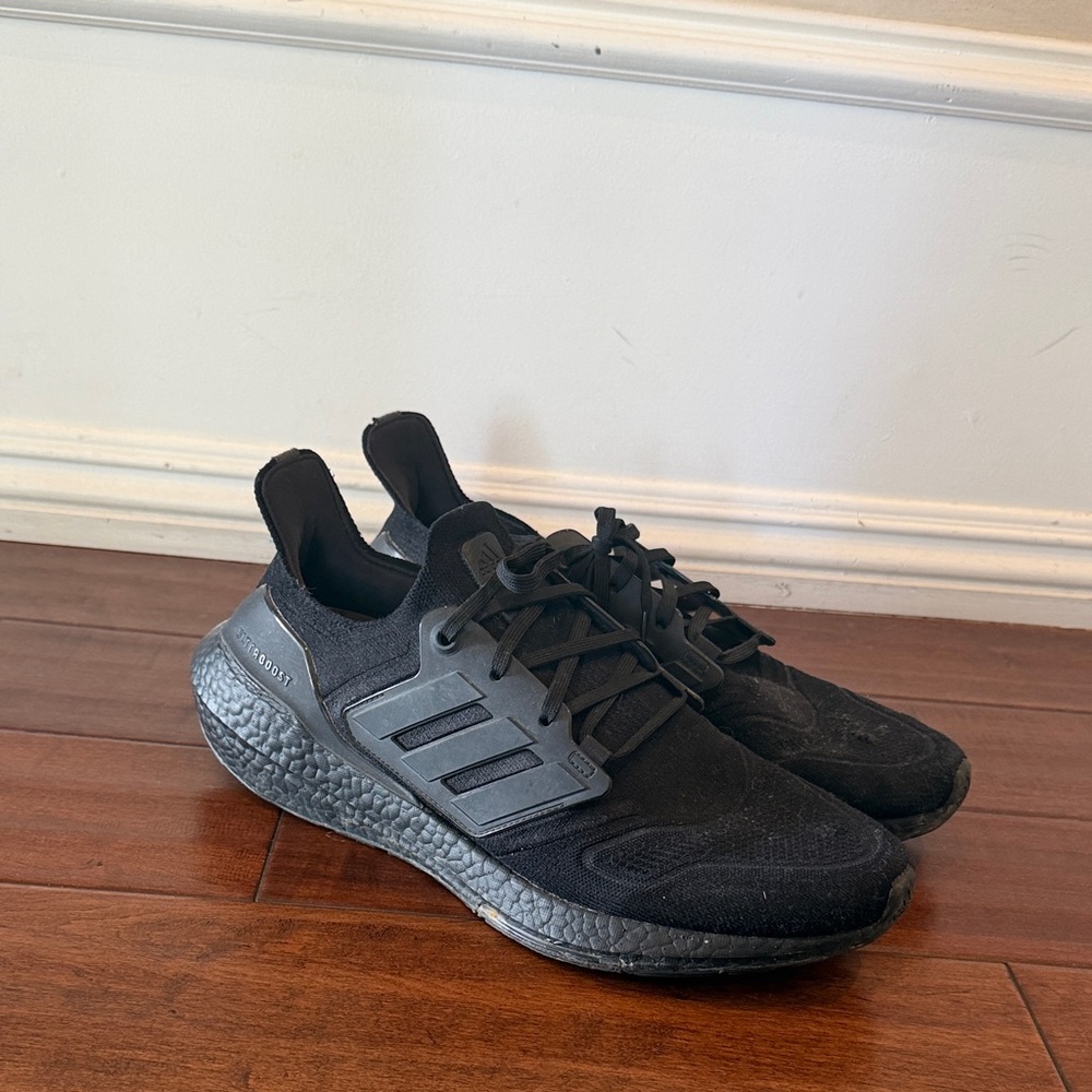 Men's Black Adidas Ultraboost Running Shoes - All-Black Performance Sneaker